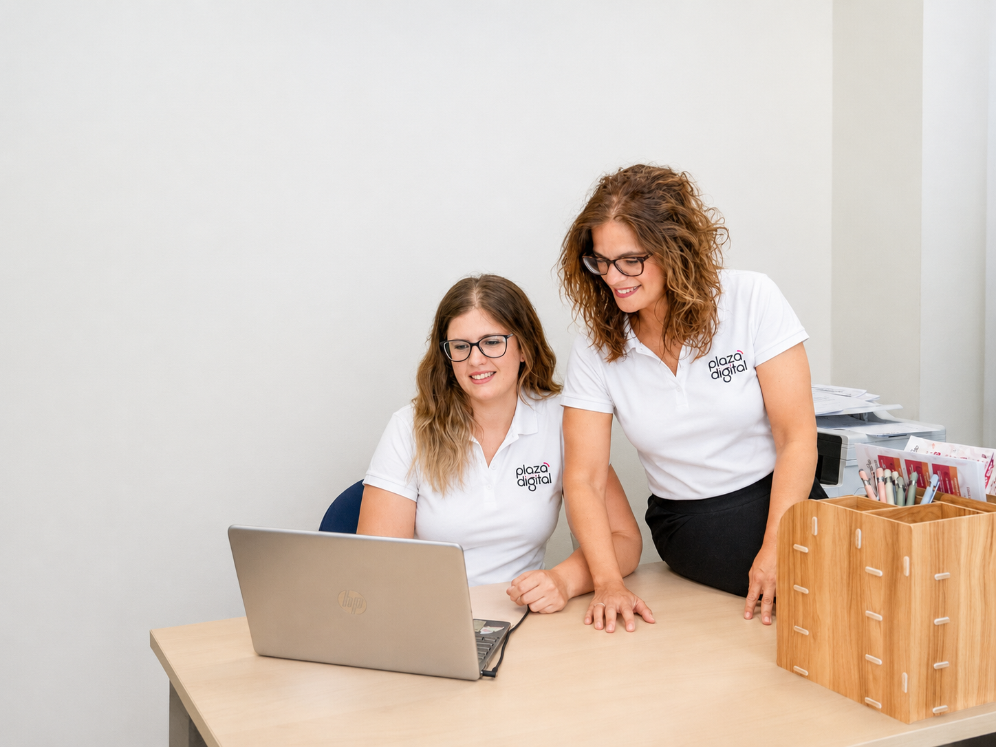 El equipo de Plaza Digital trabajando con un portátil